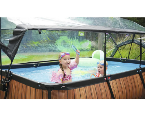 Nafukovací bazén so strieškou a hrajúcimi sa deťmi v záhrade
