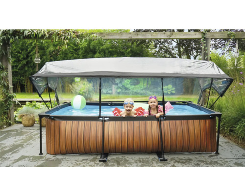 Nafukovací bazén so strieškou a dvoma deťmi v záhrade