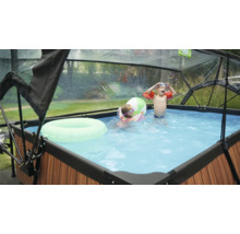 Bazén so strechou, deti sa hrajú s plávacím kolesom a loptou vo vode