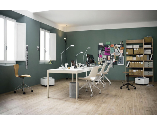 Kancelária so stolmi, stoličkami, policami a dekoráciami pre webové stránky Hornbach.