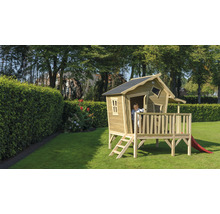 Drevený hrací domček so šmýkačkou v záhrade