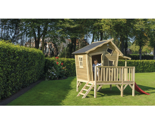 Drevený hrací domček so šmýkačkou v záhrade