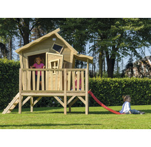 Detský hrací domček so šmýkačkou a rebríkom v záhrade