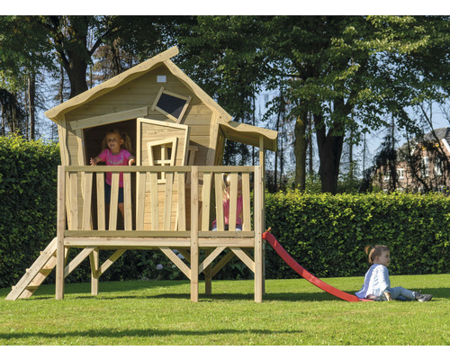 Detský hrací domček so šmýkačkou a rebríkom v záhrade