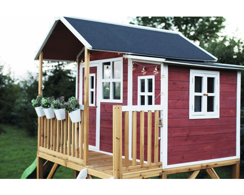 Drevený hrací domček so šmykľavkou, verandou a oknami