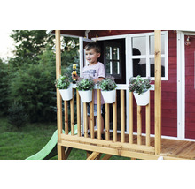 Dieťa v detskom domčeku so šmýkačkou a dekoráciou