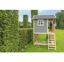 Detský hrací domček s pieskoviskom a rebríkom v záhrade