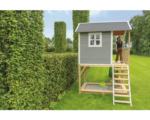 Detský hrací domček s pieskoviskom a rebríkom v záhrade