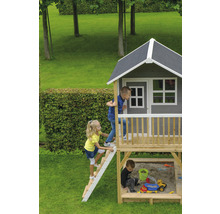 Detský domček s pieskoviskom a hrajúcimi sa deťmi v záhrade.