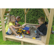 Deti sa hrajú na pieskovisku s autíčkami.