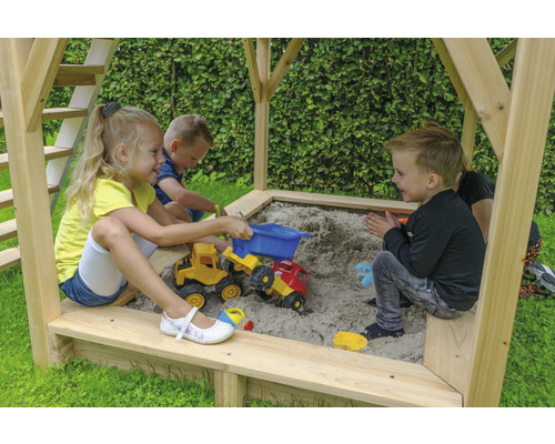 Deti sa hrajú na pieskovisku s autíčkami.