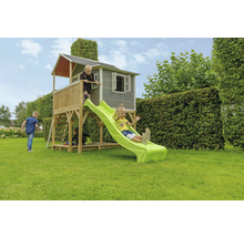 Hrací domček so šmykľavkou a pieskoviskom v záhrade s hrajúcimi sa deťmi