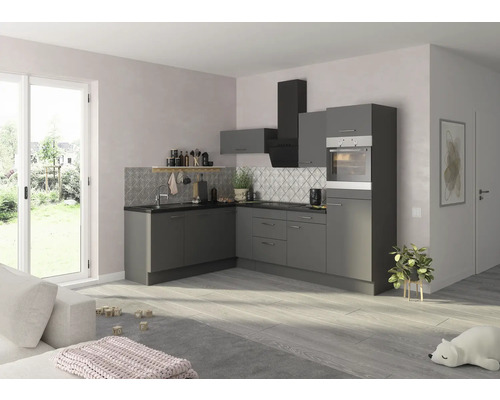 Moderná kuchyňa so sivými skrinkami, digestorom a drezom