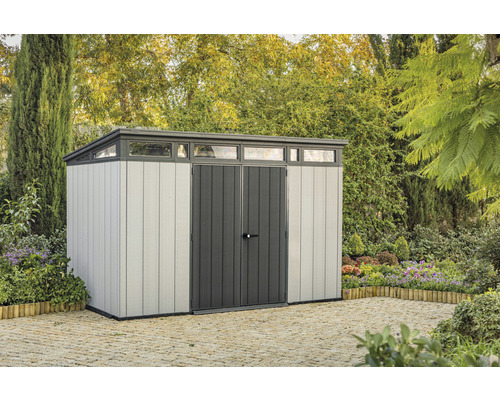 Záhradná búda s dvojkrídlovými dverami a svetlíkmi vo vonkajšom prostredí