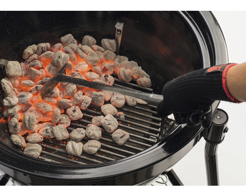 Gril so žeravými briketami a grilovacími kliešťami