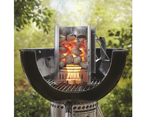 Zapaľovací komín so žeravými grilovacími briketami na grile na drevené uhlie