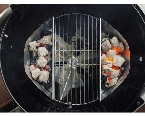 Gril s košmi na uhlie a žeravými grilovacími briketami pod grilovacou mriežkou