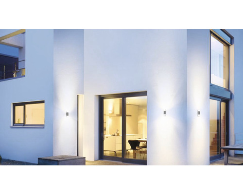 Moderný dom s vonkajšími nástennými svietidlami na osvetlenie