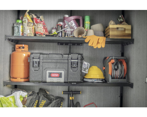 Polica s plynovou fľašou, boxom na náradie, záhradnou hadicou a ďalšími predmetmi