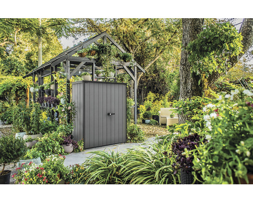 Záhradná búda zdobená rastlinami a kvetmi