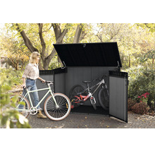 Box na bicykle s bicyklami a ženou v záhrade