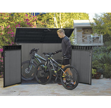 Plastový box na bicykle s dvoma bicyklami a jednou osobou v záhrade