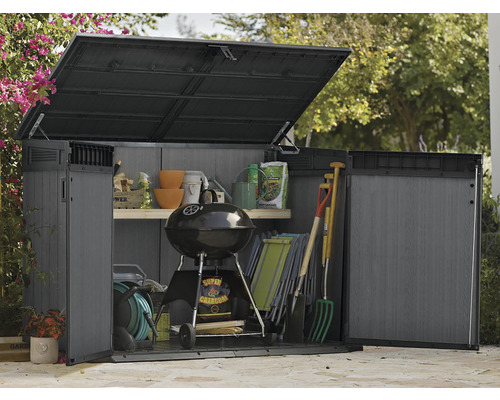 Otvorená záhradná skriňa s grilom a záhradným náradím