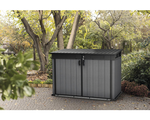 Plastová záhradná skriňa s dvojkrídlovými dverami vo vonkajšom prostredí