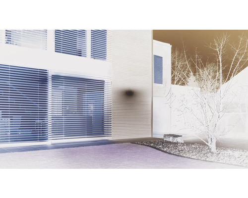 Fasáda domu s horizontálnymi žalúziami pred oknami