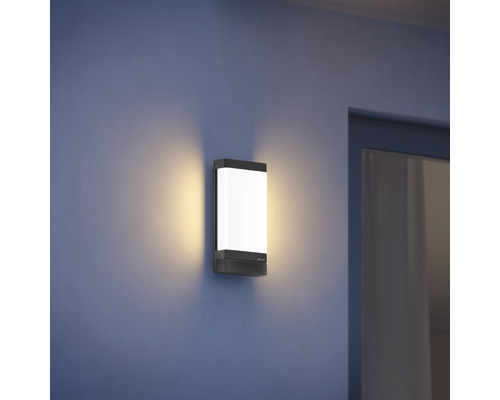 Vonkajšie nástenné svietidlo namontované na stene.