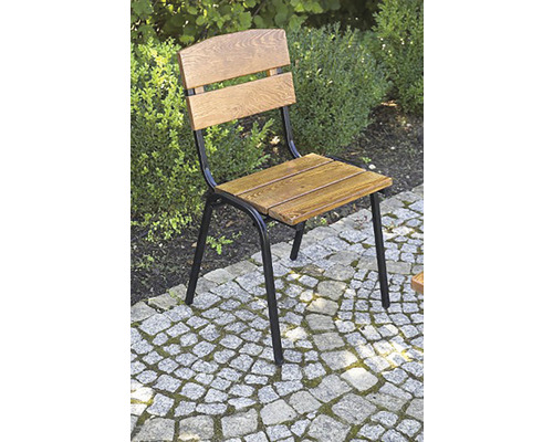 Drevená záhradná stolička s kovovým rámom na kamennej dlažbe