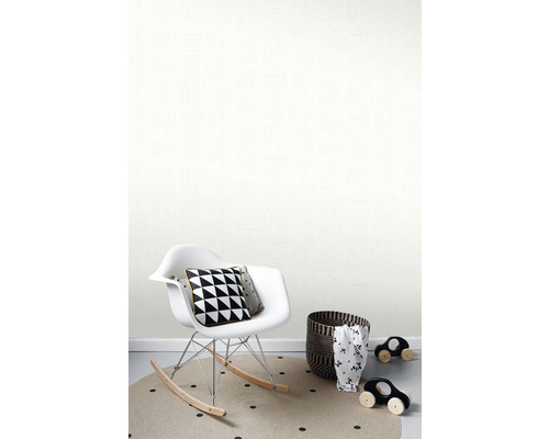 Svetlá izba s hrubou štruktúrou tapety, hojdacím kreslom, vankúšmi a dekoráciou