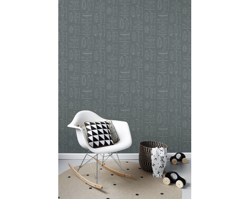 Scéna so sivou tapetou so vzorom surfovej dosky, hojdacím kreslom, vankúšom, kobercom, košíkom a autíčkami.