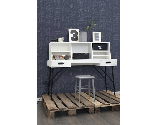 Scéna so stolom na paletách a stoličkou pred vzorovanou tapetou