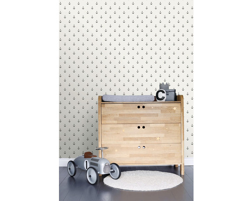 Detská izba so vzorovanou tapetou s kotvami, komodou, autíčkom a kobercom