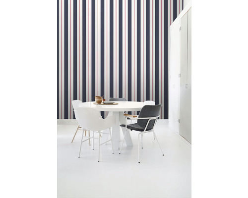 Jedáleň s pruhovanou tapetou, okrúhlym stolom a stoličkami
