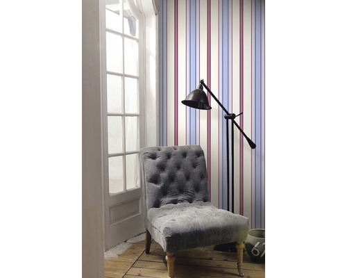 Dekoratívna izba s pruhovanou tapetou, kreslom a stojacou lampou