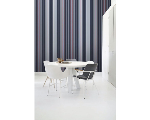 Jedáleň s pruhovanou tapetou, jedálenským stolom a stoličkami.