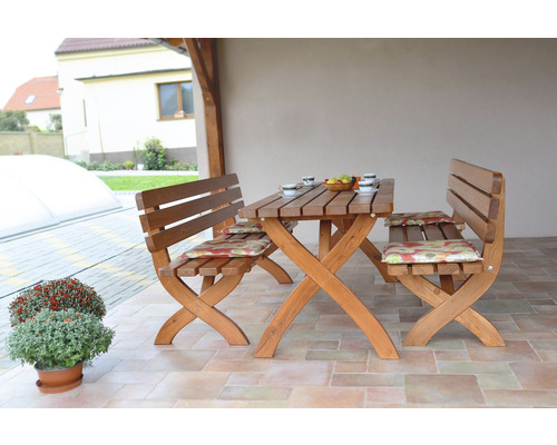 Drevená záhradná stolová súprava s dvoma lavicami a poduškami na terase