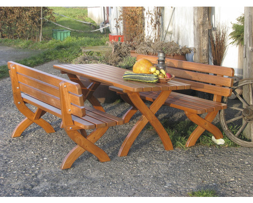Drevený záhradný stôl s lavicami