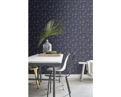 Jedáleň so stolom, stoličkami a tapetou s motívom plachetnice