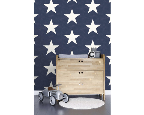 Detská izba s prebaľovacím pultom, autíčkom a tapetou s hviezdami