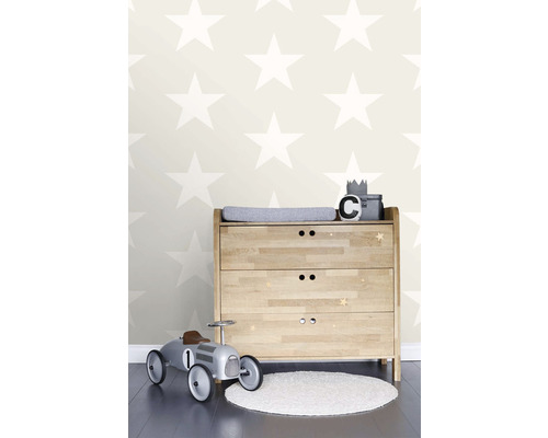 Detská izba s prebaľovacím pultom, autíčkom a tapetou s hviezdami