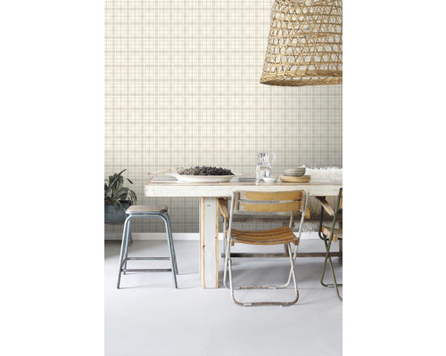 Svetlá izba s kockovanou tapetou, jedálenským stolom a stoličkami