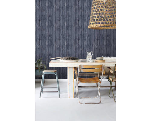 Jedáleň s drevenou tapetou, stolom, stoličkami a závesnou lampou