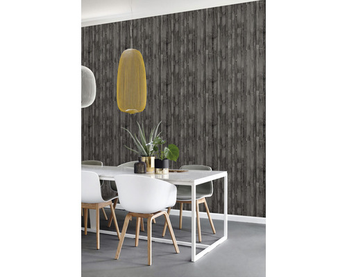 Jedáleň s jedálenským stolom, stoličkami a sivou tapetou so vzhľadom dreva