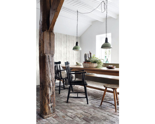 Jedáleň s dreveným stolom, stoličkami, závesnými svietidlami a drevenými trámami