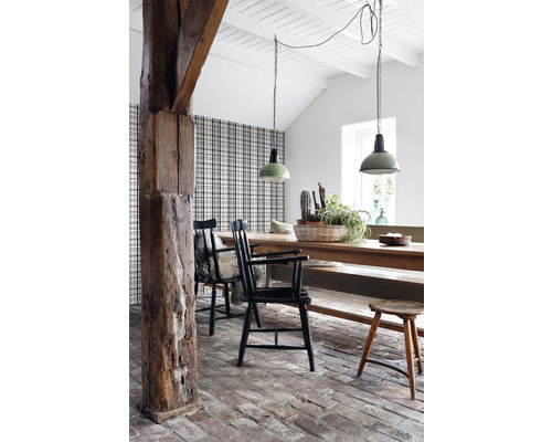 Jedáleň s dreveným stolom, stoličkami a kockovanou tapetou