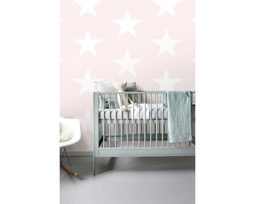 Detská izba s detskou postieľkou, hračkami a tapetou s hviezdami