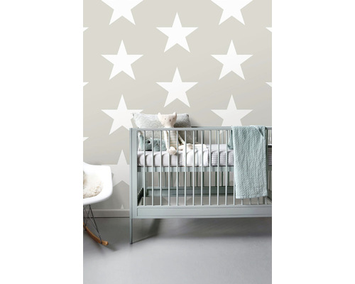 Detská izba s detskou postieľkou, hojdacím kreslom a tapetou s hviezdami